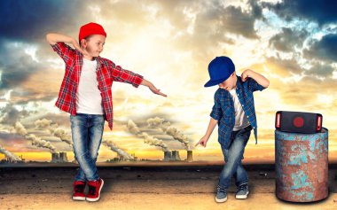 İki kardeş hip-hop dans. Havalı çocuklar.
