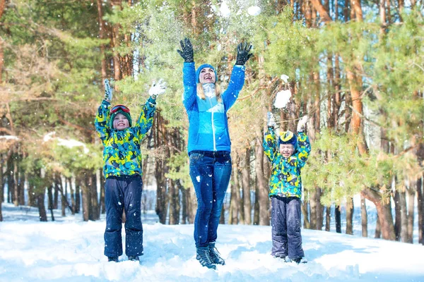 Mutter Und Zwei Söhne Gehen Einem Verschneiten Wald Spazieren Familie — Stockfoto