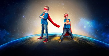 Süper kahraman kostümleri çocuklarda gezegeni korumak.