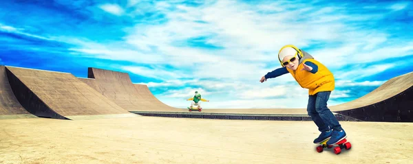 Crianças Andando Colinas Íngremes Para Andar Skate Parque Skate — Fotografia de Stock