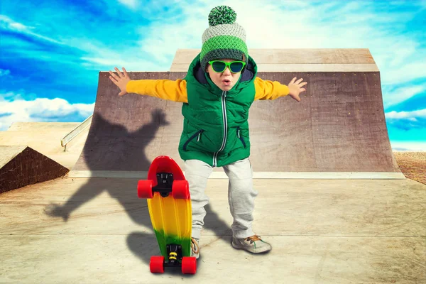 Mały Chłopiec Jazda Stromych Wzgórzach Trucków Skate Sport Park Extreme — Zdjęcie stockowe