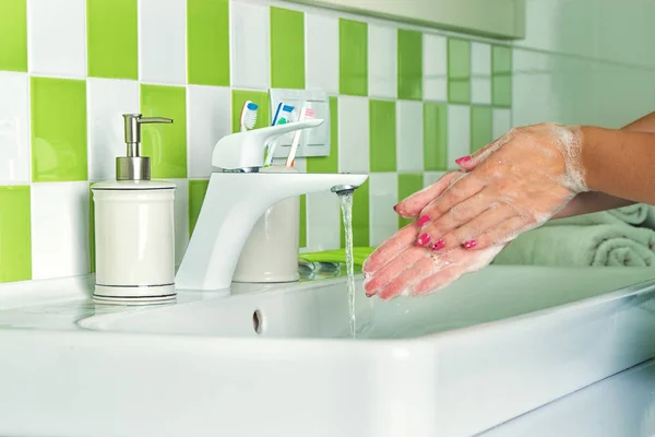 Femme Laver Les Mains Avec Savon Dans Salle Bain — Photo