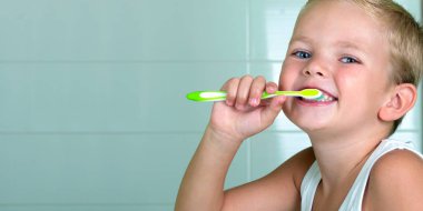 Banyoda diş fırçalama çocuk. Yeni bir gün başlangıcı