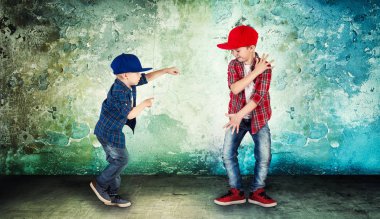 İki kardeş hip-hop dans. Havalı çocuklar.