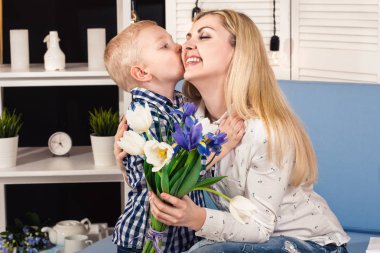 Oğlu sevgili annesi tebrik ve ona Lale buketi verir. Kutlama, kavramı kadının gün. Anneler günü.