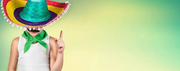 Zabawny Chłopak Fałszywe Wąsy Meksykańskie Sombrero — Zdjęcie stockowe