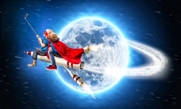 Дети Костюмах Супергероев Летают Космосе Ракете Снимают Селфи Мобильный Телефон — стоковое фото