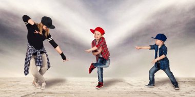 Anne ve iki oğlu dans hip-hop. Kentsel yaşam tarzı. Hip-hop üretimi.