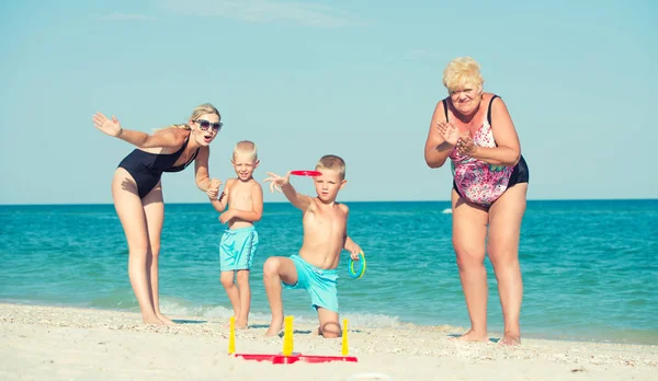 Kinderen Samen Met Hun Moeder Grootmoeder Spelen Een Spel Gooien — Stockfoto