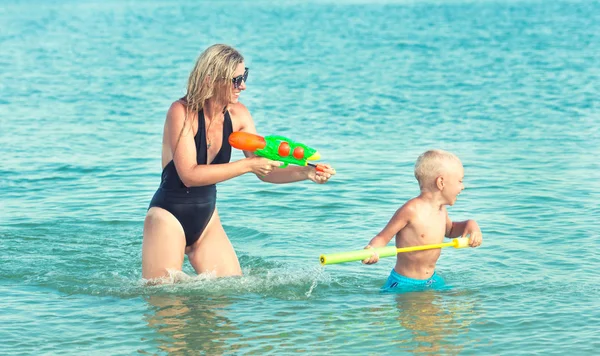 Madre Hijo Juegan Playa Con Pistolas Agua Hora Verano — Foto de Stock