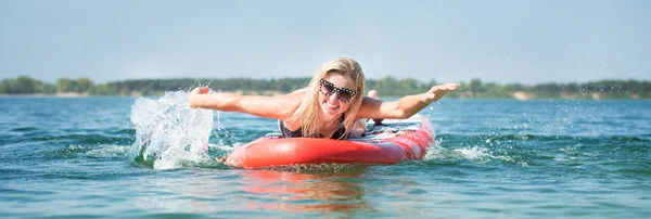 Jovem Mulher Sexy Nadando Stand Paddle Board Water Esportes Estilo — Fotografia de Stock