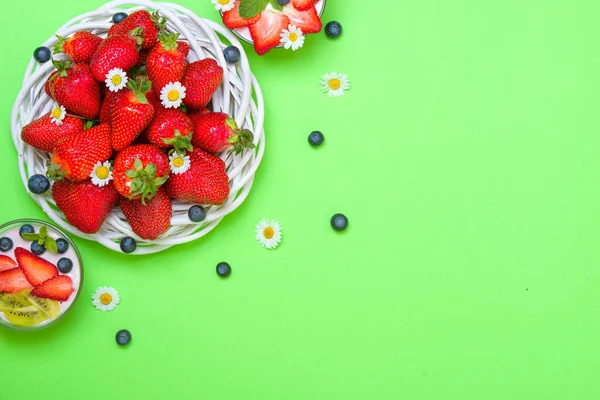 Reife Saftige Erdbeeren Und Blaubeeren Einem Weidenkorb Beeren Desserts Auf — Stockfoto