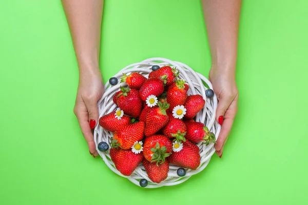 Reife Saftige Erdbeeren Einem Weidenkorb Und Blaubeeren Auf Grünem Hintergrund — Stockfoto