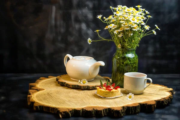 Breakfast Cup Tea Chamomile Fresh Delicious Cake Beautiful Bouquet Field — Stock Photo, Image