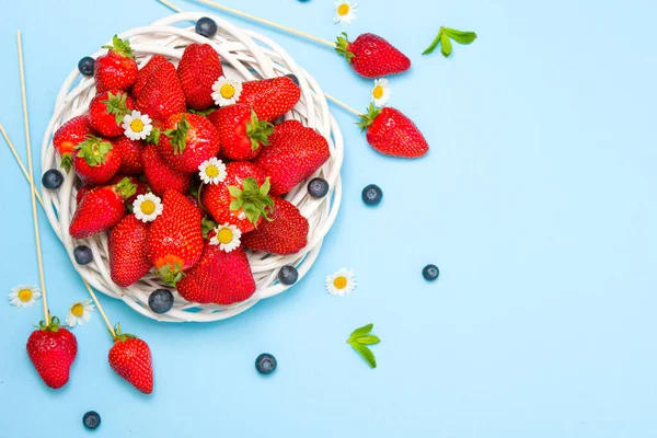 Reife Saftige Erdbeeren Einem Weidenkorb Und Blaubeeren Auf Farbigem Hintergrund — Stockfoto