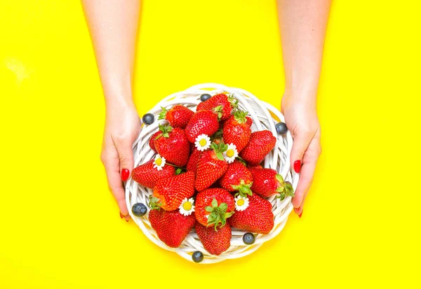 Reife Saftige Erdbeeren Einem Weidenkorb Und Blaubeeren Auf Gelbem Hintergrund — Stockfoto