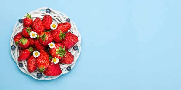 Reife Saftige Erdbeeren Einem Weidenkorb Und Blaubeeren Auf Farbigem Hintergrund — Stockfoto