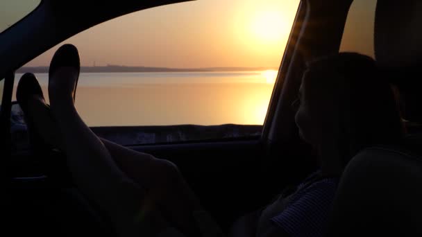 Молода Жінка Дивиться Вікно Машини Заході Сонця Морі — стокове відео