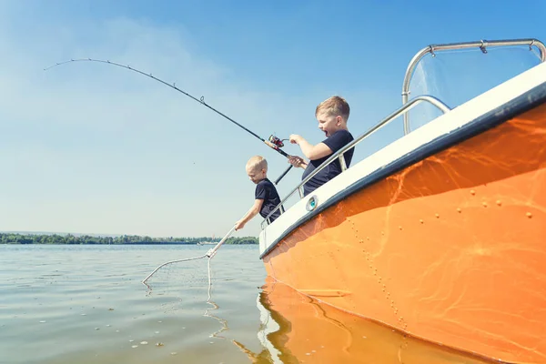 Два Брати Під Час Риболовлі Спіймали Рибу Риболовля Озері Човна Стокове Зображення