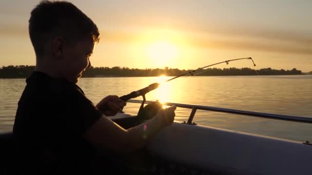 Menino Uma Viagem Pesca Pegou Peixe Pesca Lago Barco Varas — Vídeo de Stock