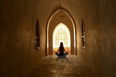 Manevi meditasyon evrenin enerjisi ile bağlı