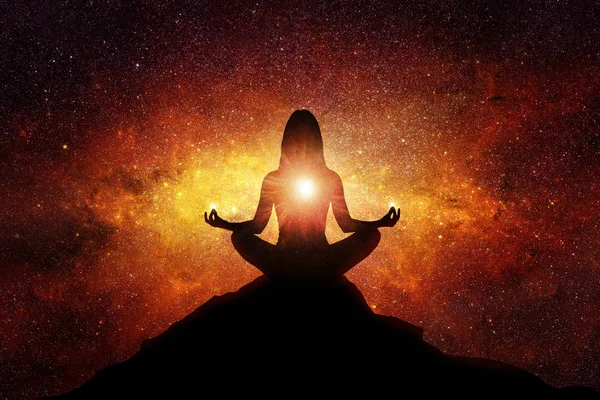 精神的な瞑想は宇宙のエネルギーと接続 — ストック写真