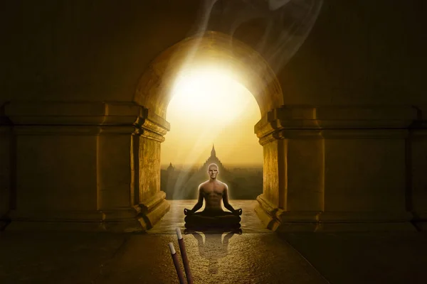 Hombre Yoga Posa Meditando Templo Budista Con Incienso — Foto de Stock