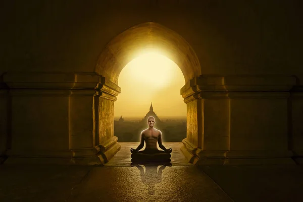 Homme Pose Yoga Méditant Dans Temple Bouddhiste — Photo