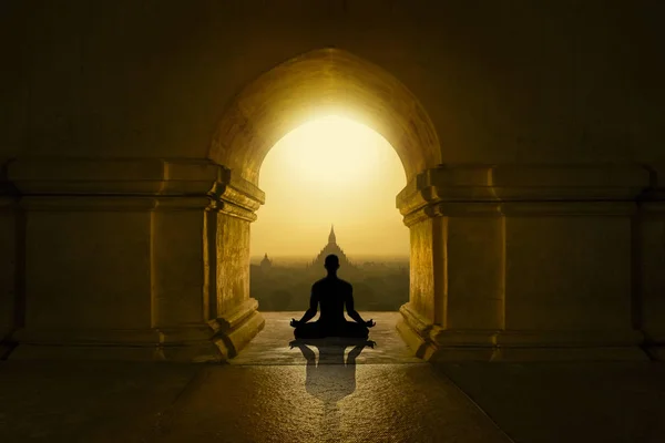 Mann Yoga Pose Buddhistischen Tempel — Stockfoto