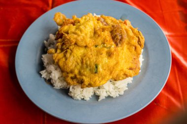 Pirinç ile kıyılmış domuz omlet