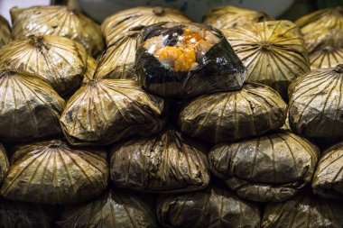 Sos ve pirinç ve kazan yumurta ile gevrek domuz Barbekü kırmızı domuz