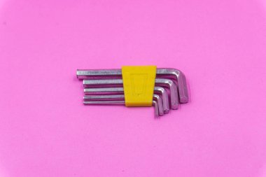 Hex anahtarı spanner L seti pembe pastel renk arka plan üzerinde 4pieces