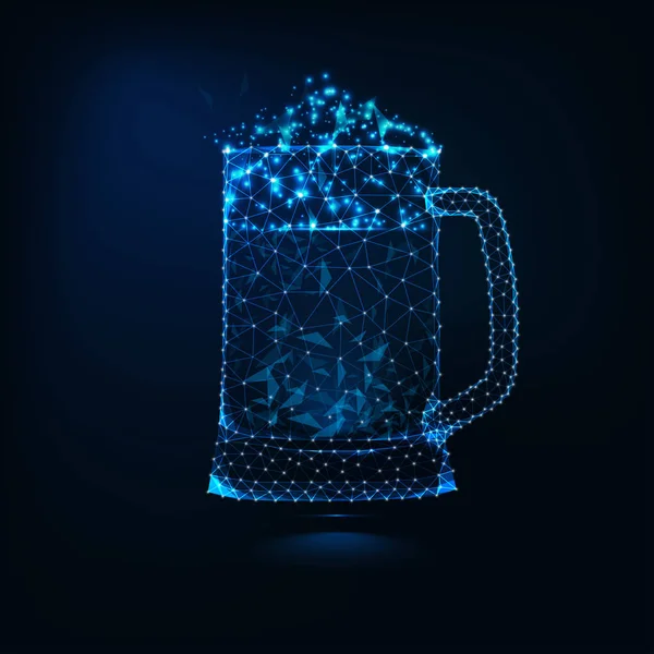 Glühender Low-Poly-Becher mit frischem, kaltem Bier mit Schaum auf dunkelblauem Hintergrund. — Stockvektor