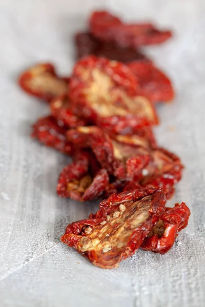 Tomates secos en un plato de madera —  Fotos de Stock