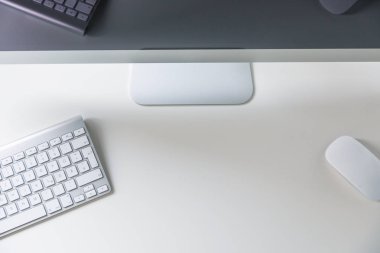 Klavye ve ekran ile masaüstü bilgisayar.