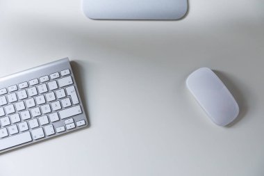 Klavye ve ekran ile masaüstü bilgisayar.