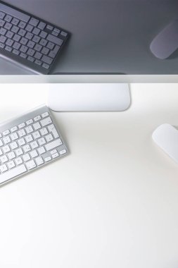 Klavye ve ekran ile masaüstü bilgisayar.