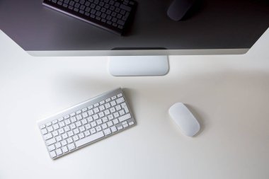 Klavye ve ekran ile masaüstü bilgisayar.