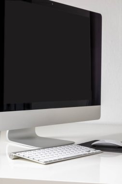 Klavye ve ekran ile masaüstü bilgisayar.