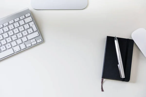 Desktop Computer Auf Weißem Schreibtisch Mit Tagebuch — Stockfoto