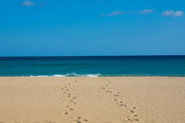シービュー 砂浜のビーチの砂の上の足跡 海の上の地平線をまでください — ストック写真