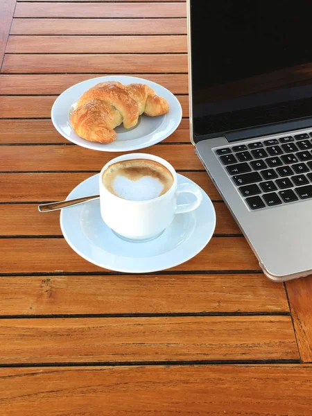 Desayuno Negocios Con Café Croissant Lado Ordenador Portátil — Foto de Stock