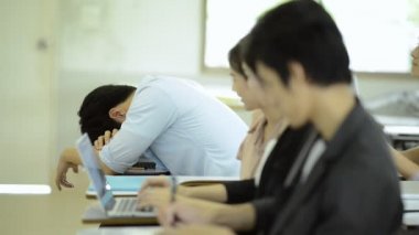 Asya Üniversitesi yaşam kavramı. Sınıfta uyuyan ve var genç erkek üniversite öğrencisi arkadaşı tarafından hiçbir fikrim yok. Kitap sert onun sırtına isabet. Gerçek öğrencilerle kapalı alınan.