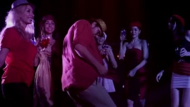 Dans, müzik parti bir gece kulübü, dans pistinde arkadaşlarınızla tezahürat birçok kadın yakışıklı adamla çok etnik gruptan oluşan grup. Orta vurdu, ağır çekim.