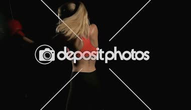 Genç yoğun kadın yumruk atma. Hava yumruk. Beyaz genç güzel kadın. Ağır çekimde vurdu. Film bir görünüm filtresi.