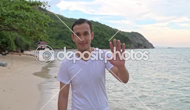 Adam sahilde. Merhaba kameraya dokuma. Ağır çekim vurdu. 