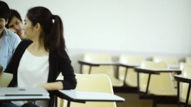 Asya Üniversitesi yaşam kavramı. Konuşan genç Asya Kolej öğrencilerinin grup ve sınıf ve bir kez öğretim görevlisi hepsi, gelmeden önce gülerek sessiz ve kendi çalışma başlar. Gerçek öğrencilerle kapalı alınan. 