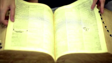 kitap bilgi arayan genç adam