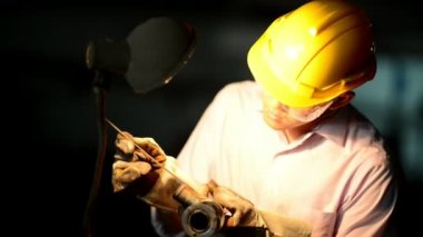Genç Mühendislik kariyer kavramı. Yakışıklı genç bir mühendis atölye onun kesme metal parçalar için kalite kontrol ölçüm yapıyor. Pembe gömlek, gerçek mühendislik atölye işçisi ile Çinli adam.
