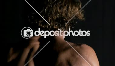 Karanlık arka planda kas sporcusu